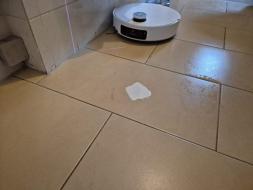 Der Matrix 10 Ultra erkennt eine Flüssigkeit und hebt Bürsten und Saugschacht an.